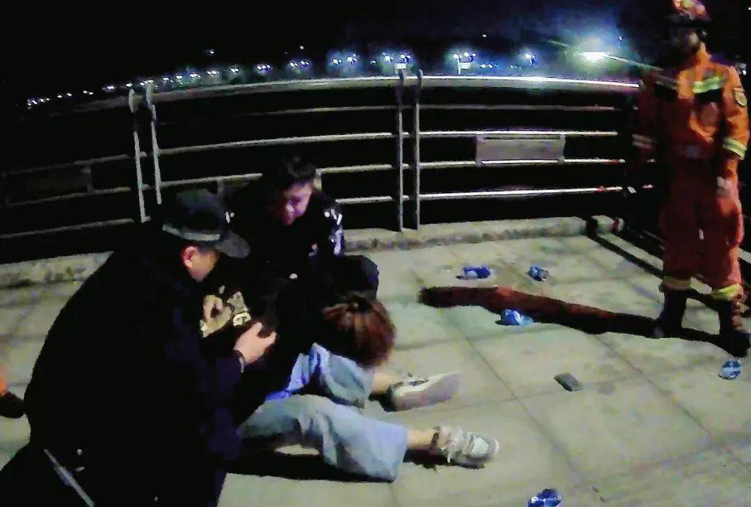那一夜,17岁少年的善意,被摔碎在路灯下 那一夜,17岁少年的善意,被摔碎在路灯下