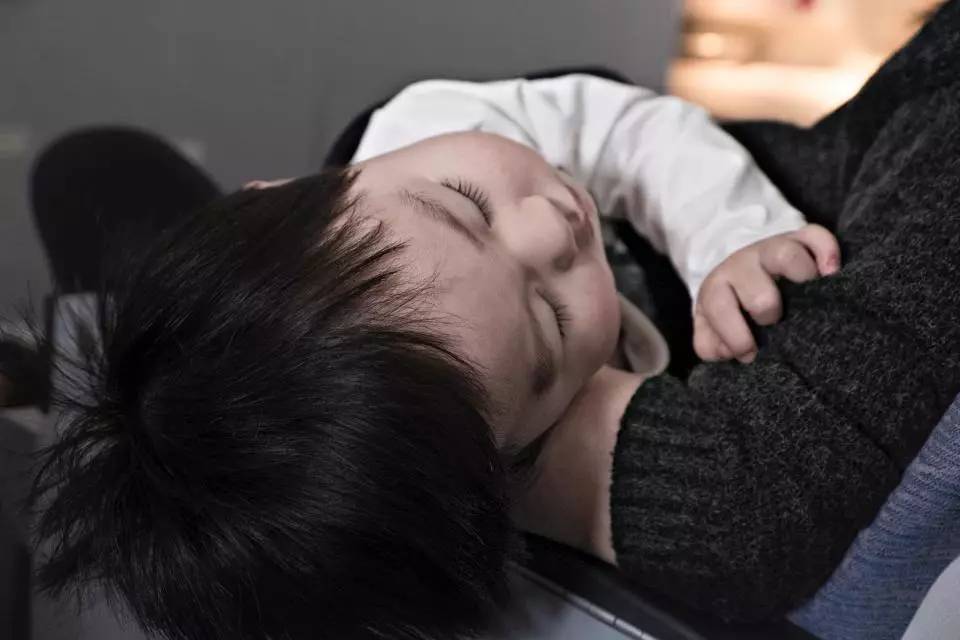 那个要抱抱的小男孩,让我想起爱这件事从来不需要理由 那个要抱抱的小男孩,让我想起爱这件事从来不需要理由