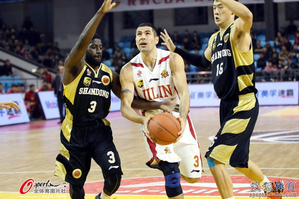 山东男篮VS广东宏远，CBA赛场上的硬汉对决，谁更懂球迷的胃？